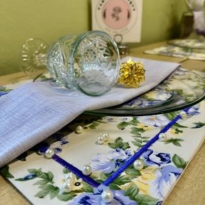 SETS WITH 12 PIECES 
 4 PLACEMATS 
4 NAPKINS 
4 NAPKIN HOLDERS